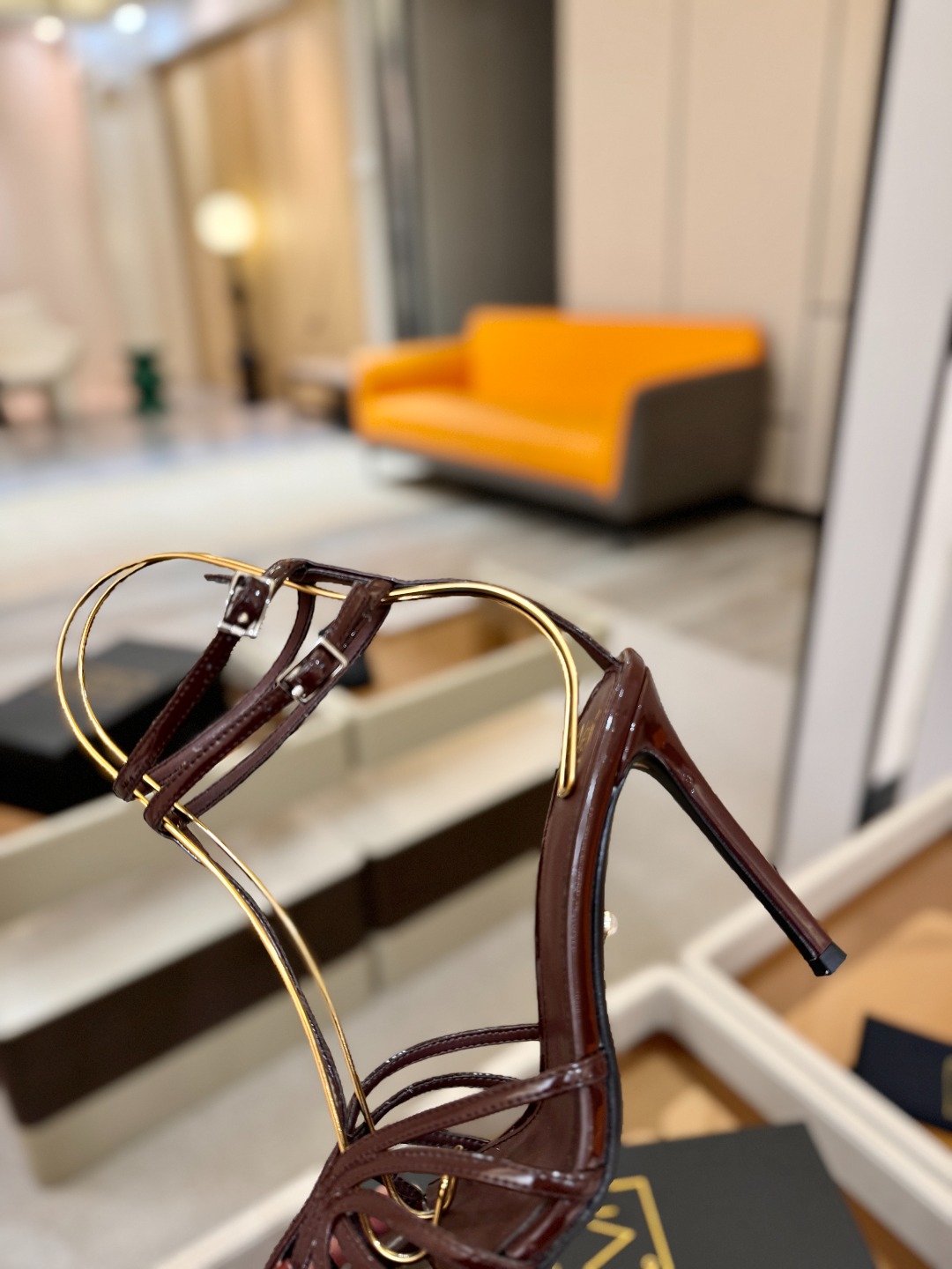 Alevi Mlano 阿列维·姆拉诺 𝘼𝙡𝙚𝙫𝙞 𝙈𝙡𝙖𝙣𝙤 Alevi Milano条带中空高跟走秀