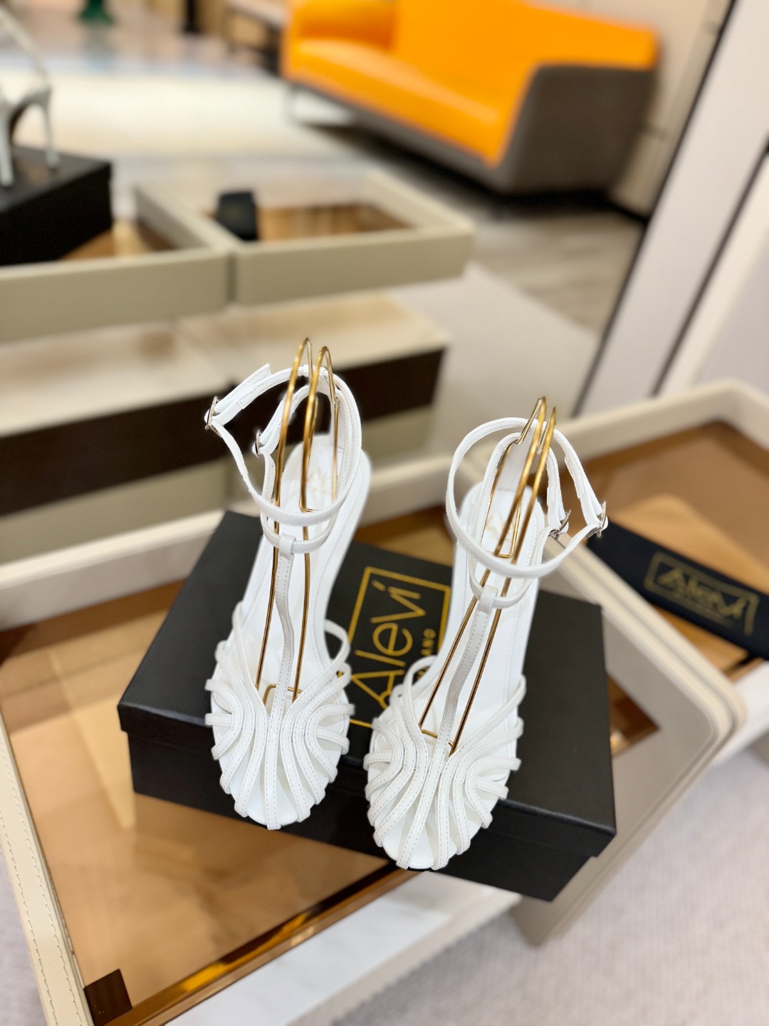 Alevi Mlano 阿列维·姆拉诺 𝘼𝙡𝙚𝙫𝙞 𝙈𝙡𝙖𝙣𝙤 Alevi Milano条带中空高跟走秀