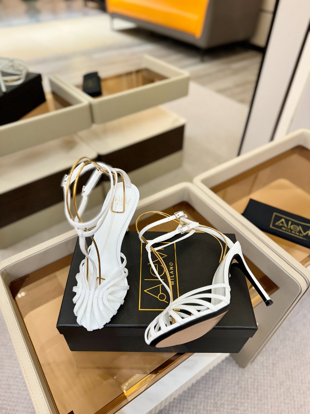 Alevi Mlano 阿列维·姆拉诺 𝘼𝙡𝙚𝙫𝙞 𝙈𝙡𝙖𝙣𝙤 Alevi Milano条带中空高跟走秀