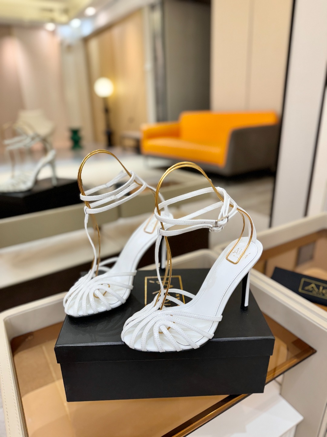 Alevi Mlano 阿列维·姆拉诺 𝘼𝙡𝙚𝙫𝙞 𝙈𝙡𝙖𝙣𝙤 Alevi Milano条带中空高跟走秀