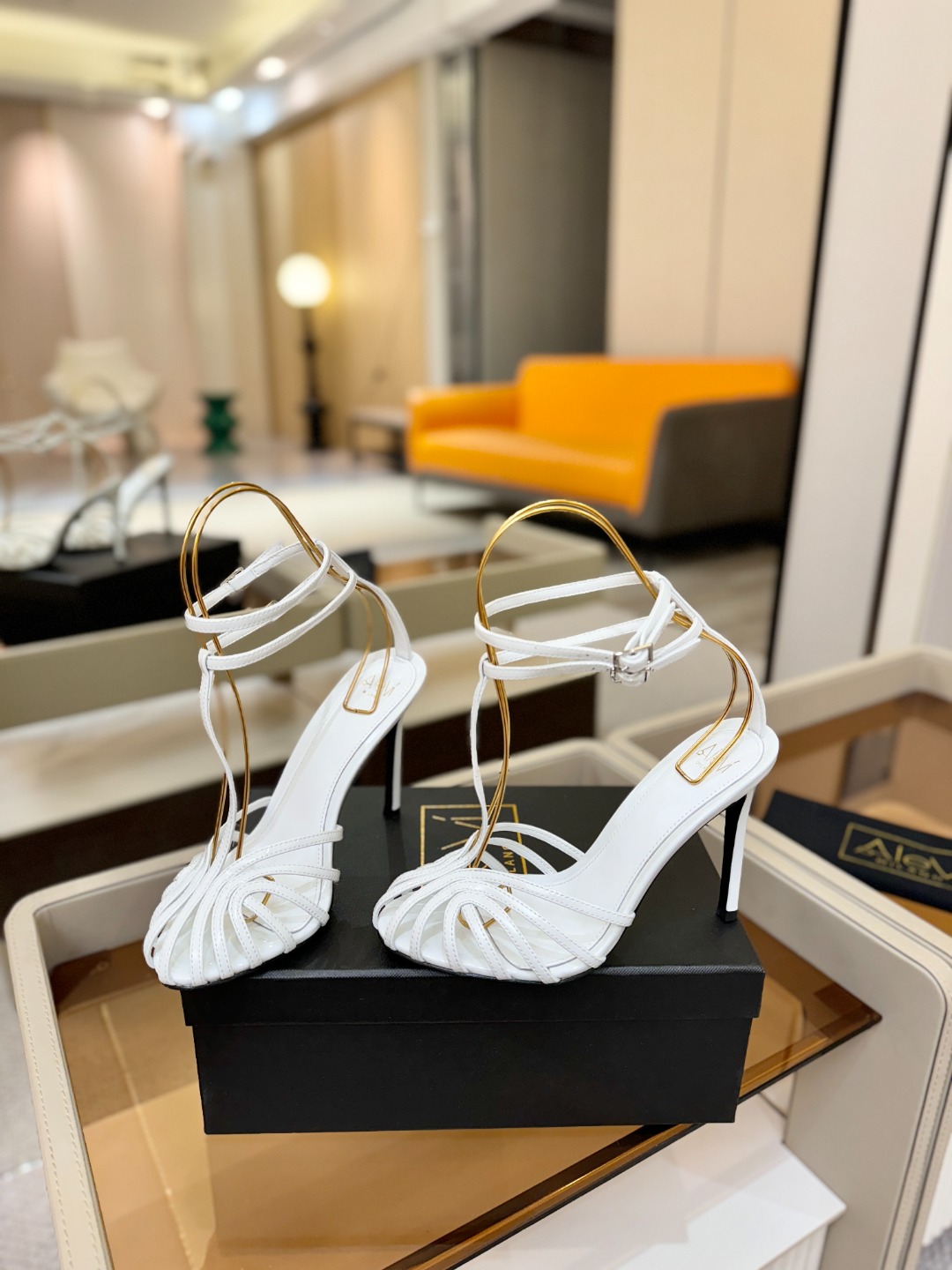 Alevi Mlano 阿列维·姆拉诺 𝘼𝙡𝙚𝙫𝙞 𝙈𝙡𝙖𝙣𝙤 Alevi Milano条带中空高跟走秀