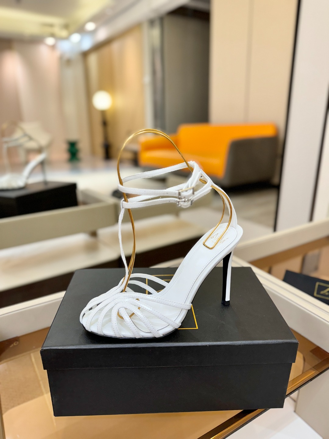 NO:724001,Price Alevi Mlano Alevi Milano striped hollow high-heeled catwalk sandals A prestigious luxury shoe brand co-created by two Italian women, Valentina Michetti and Perla Alessandri. The 'earth-flavored sandals' have turned over. This time they have become the C position among fashion elites. They are popular on Instagram and are a must-have for fashion bloggers. Presenting the first wave of 'design stars', Alevi Milano's designers are inspired by their personal life experiences.  Designed with striped hollow high-heeled sandals represented by strong women, they are most suitable for important occasions. ◆Material description ◆Imported patent leather for uppers ◆Mixed sheepskin for lining ◆Sheepskin for foot pads ◆Original molded black-edged genuine leather sole for soles ◆Heel height. ◆Size - (...custom-made, non-refundable) ◆Packaging Alevi Milano original packaging, high-heeled sandals, sandals, high  heels, sheepskin19860909价格 Alevi Mlano   阿列维·姆拉诺   Alevi Milano条带中空高跟走秀凉鞋 一个享有盛誉的奢侈鞋品牌 由两位意大利本土女性共同创作 瓦伦蒂娜·米切蒂和佩拉·亚历山德里 翻了身的“土味凉鞋” 这次成了时髦精心中的C位 火遍ins,时尚博主人手必备 呈现第一波“设计新星” Alevi Milano的设计师以个人人生履历为灵感 设计了以坚强女性为代表的条带中空高跟凉鞋, 最适合重要场合穿上它撑场面 ◆材质说明 ◆鞋面进口漆皮 ◆内里混种羊皮 ◆垫脚羊皮 ◆鞋底原版开模黑边真皮底 ◆跟高. ◆码数-（...订做不退换） ◆包装 Alevi Milano原版包装,高跟鞋凉鞋,sandals,high heels,sheepskin,Women's Shoes