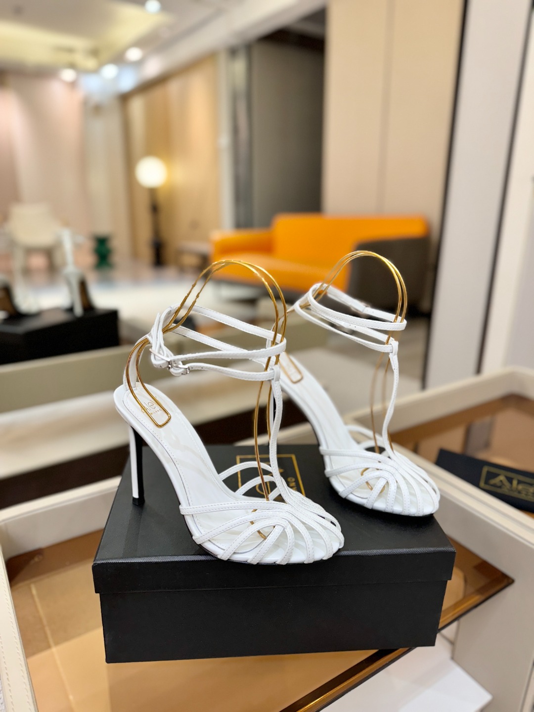 Alevi Mlano 阿列维·姆拉诺 𝘼𝙡𝙚𝙫𝙞 𝙈𝙡𝙖𝙣𝙤 Alevi Milano条带中空高跟走秀