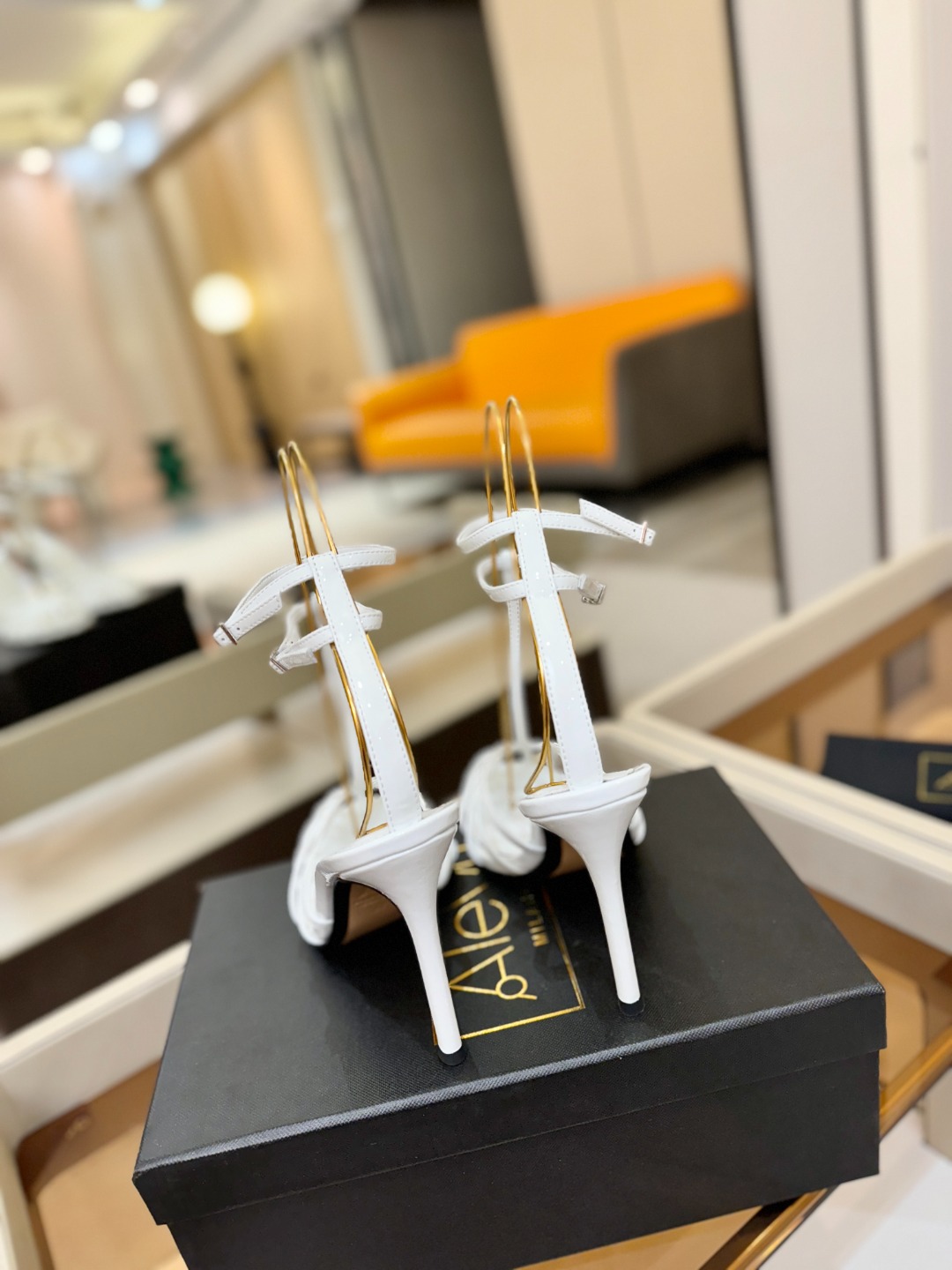 Alevi Mlano 阿列维·姆拉诺 𝘼𝙡𝙚𝙫𝙞 𝙈𝙡𝙖𝙣𝙤 Alevi Milano条带中空高跟走秀