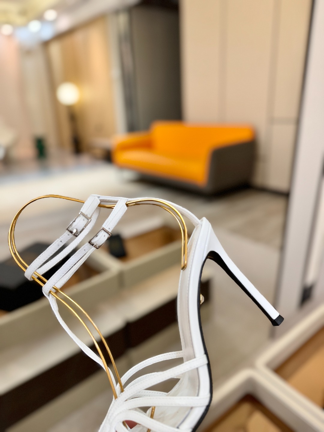 Alevi Mlano 阿列维·姆拉诺 𝘼𝙡𝙚𝙫𝙞 𝙈𝙡𝙖𝙣𝙤 Alevi Milano条带中空高跟走秀