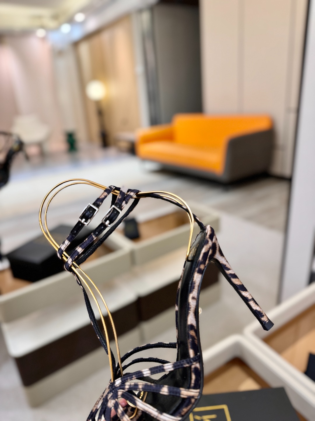 Alevi Mlano 阿列维·姆拉诺 𝘼𝙡𝙚𝙫𝙞 𝙈𝙡𝙖𝙣𝙤 Alevi Milano条带中空高跟走秀