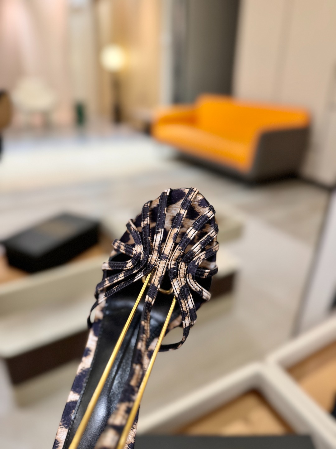 Alevi Mlano 阿列维·姆拉诺 𝘼𝙡𝙚𝙫𝙞 𝙈𝙡𝙖𝙣𝙤 Alevi Milano条带中空高跟走秀