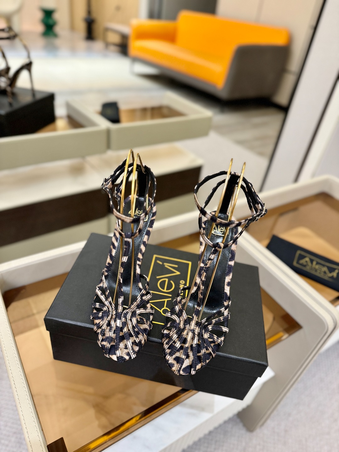 Alevi Mlano 阿列维·姆拉诺 𝘼𝙡𝙚𝙫𝙞 𝙈𝙡𝙖𝙣𝙤 Alevi Milano条带中空高跟走秀