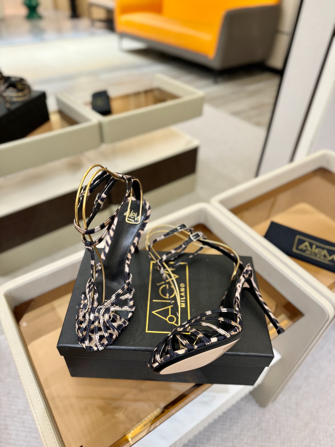 Alevi Mlano 阿列维·姆拉诺 𝘼𝙡𝙚𝙫𝙞 𝙈𝙡𝙖𝙣𝙤 Alevi Milano条带中空高跟走秀