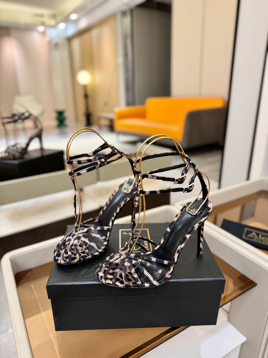 Alevi Mlano 阿列维·姆拉诺 𝘼𝙡𝙚𝙫𝙞 𝙈𝙡𝙖𝙣𝙤 Alevi Milano条带中空高跟走秀