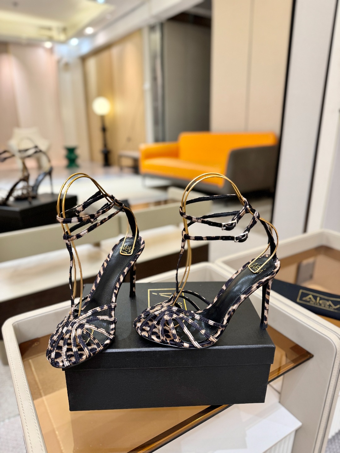 Alevi Mlano 阿列维·姆拉诺 𝘼𝙡𝙚𝙫𝙞 𝙈𝙡𝙖𝙣𝙤 Alevi Milano条带中空高跟走秀