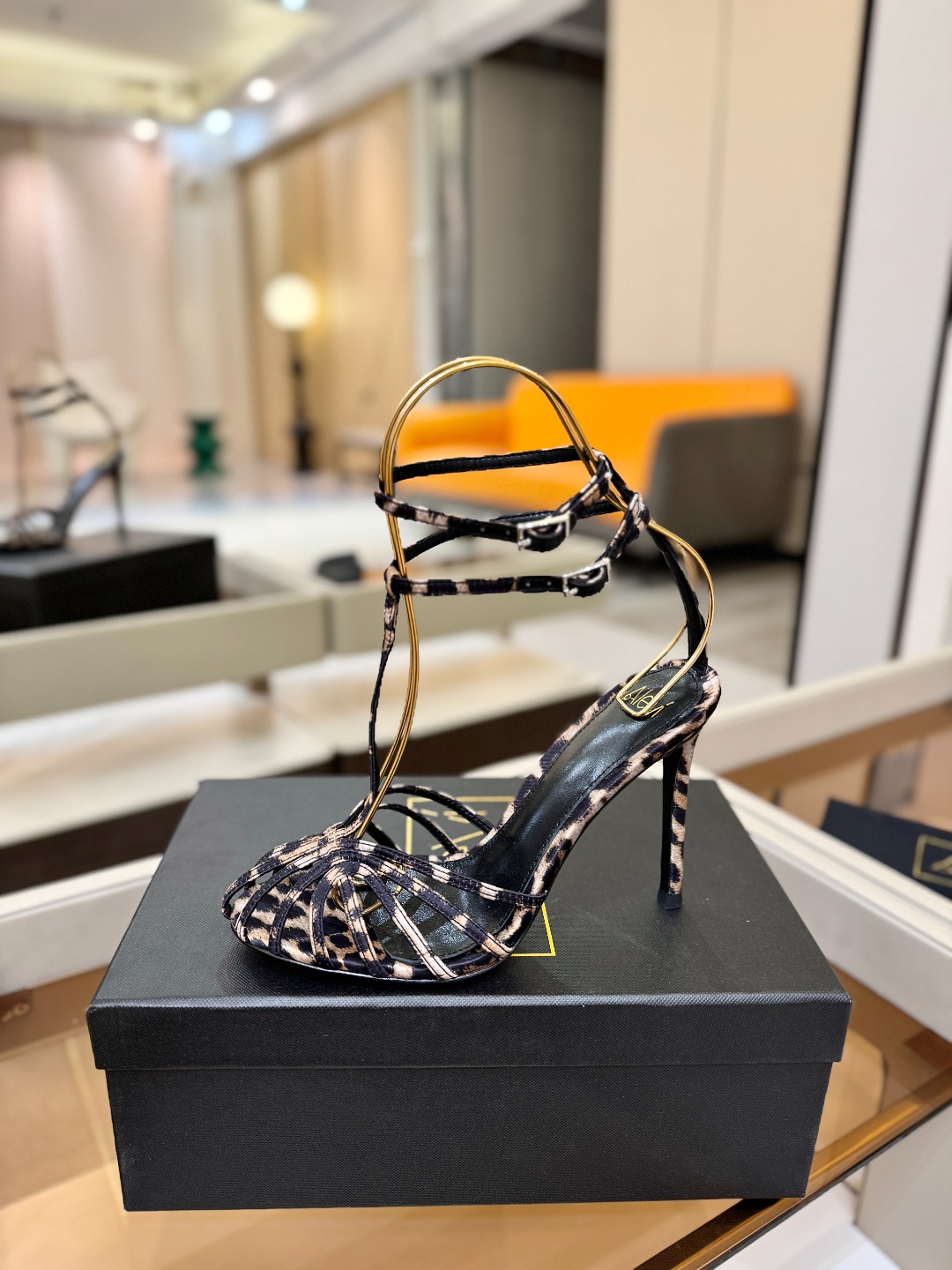 Alevi Mlano 阿列维·姆拉诺 𝘼𝙡𝙚𝙫𝙞 𝙈𝙡𝙖𝙣𝙤 Alevi Milano条带中空高跟走秀