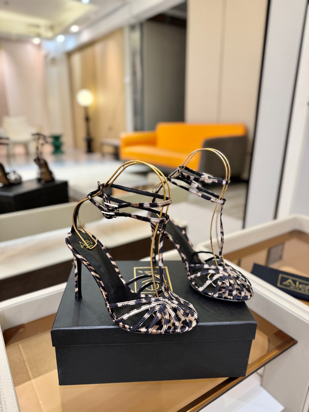 Alevi Mlano 阿列维·姆拉诺 𝘼𝙡𝙚𝙫𝙞 𝙈𝙡𝙖𝙣𝙤 Alevi Milano条带中空高跟走秀