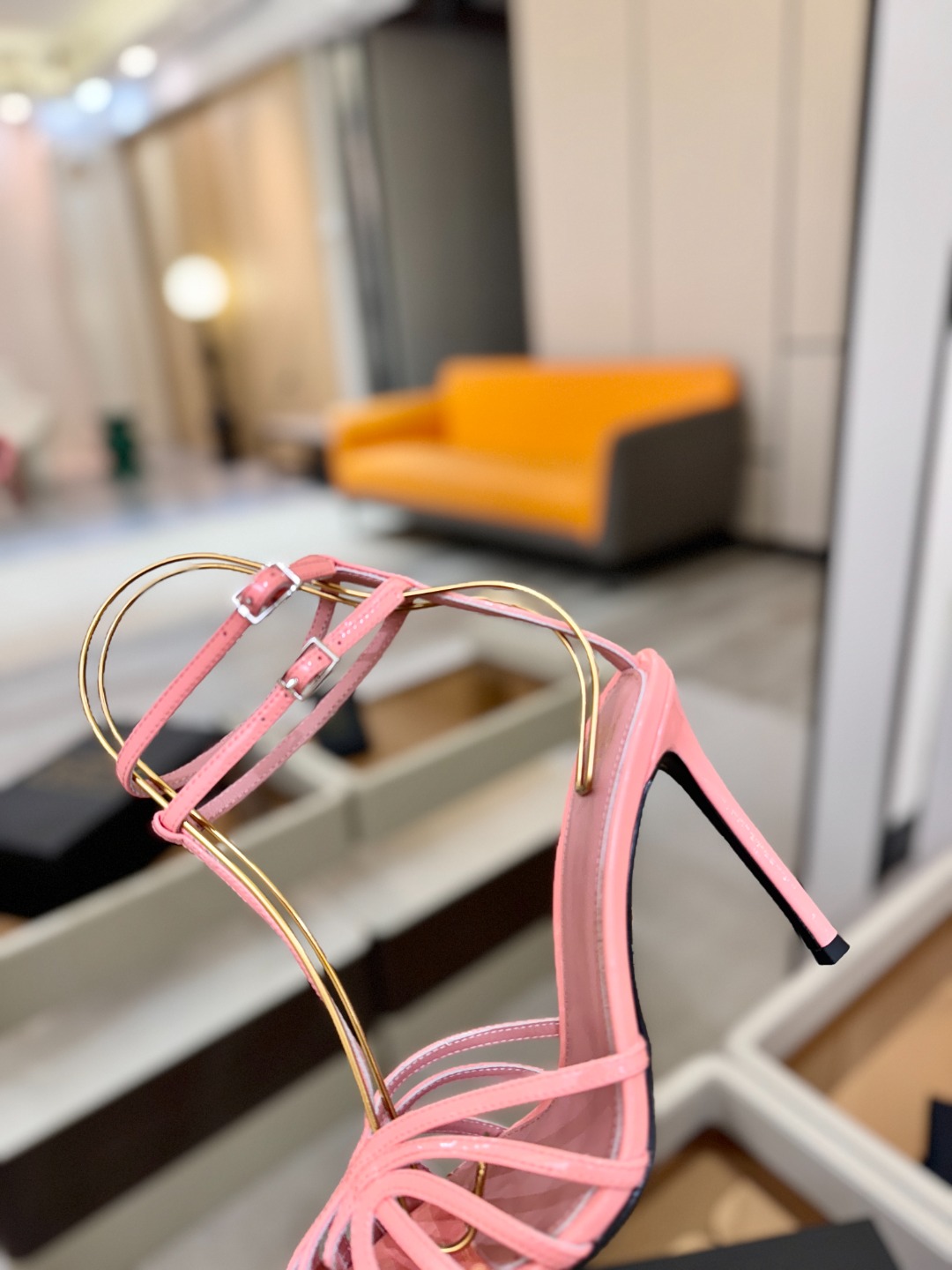 Alevi Mlano 阿列维·姆拉诺 𝘼𝙡𝙚𝙫𝙞 𝙈𝙡𝙖𝙣𝙤 Alevi Milano条带中空高跟走秀