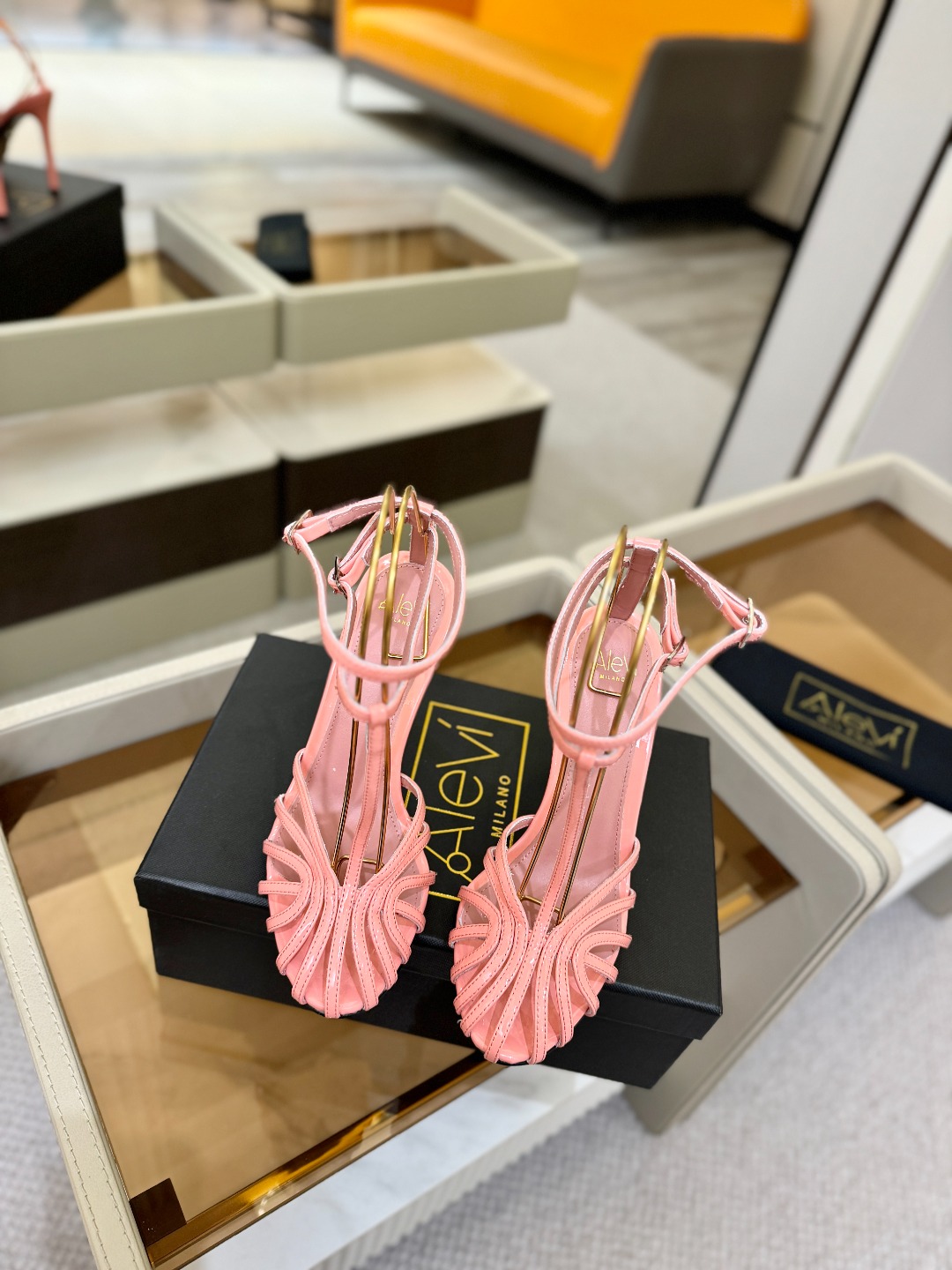 Alevi Mlano 阿列维·姆拉诺 𝘼𝙡𝙚𝙫𝙞 𝙈𝙡𝙖𝙣𝙤 Alevi Milano条带中空高跟走秀