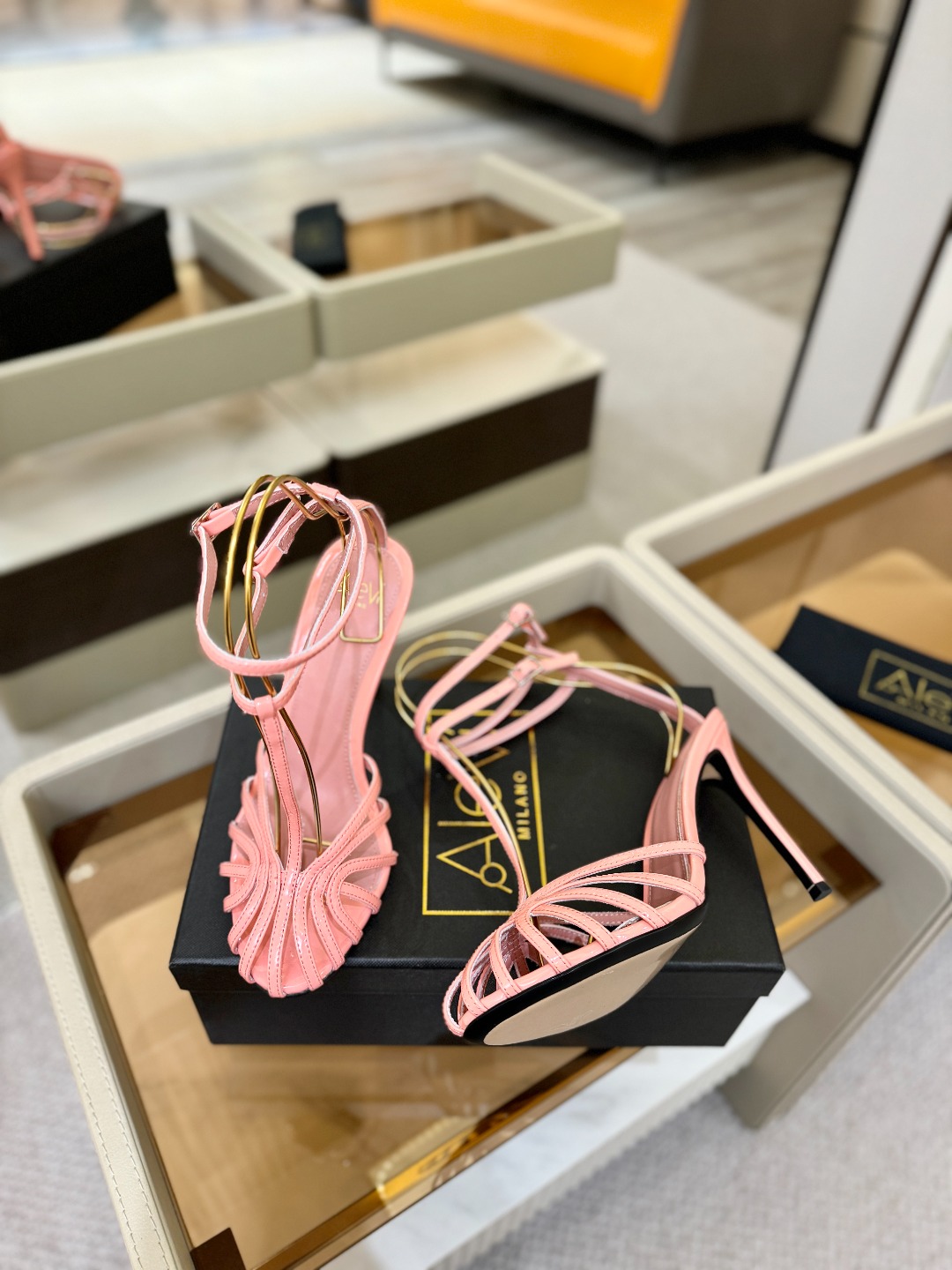 Alevi Mlano 阿列维·姆拉诺 𝘼𝙡𝙚𝙫𝙞 𝙈𝙡𝙖𝙣𝙤 Alevi Milano条带中空高跟走秀