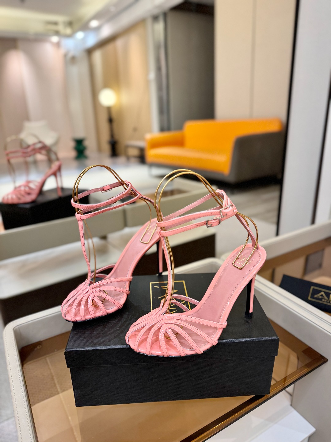 Alevi Mlano 阿列维·姆拉诺 𝘼𝙡𝙚𝙫𝙞 𝙈𝙡𝙖𝙣𝙤 Alevi Milano条带中空高跟走秀