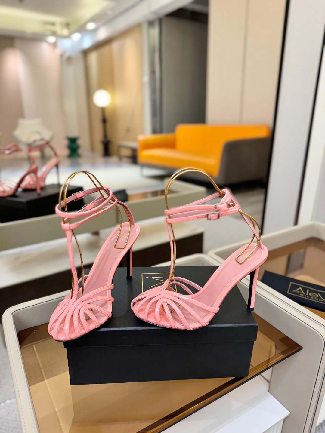 Alevi Mlano 阿列维·姆拉诺 𝘼𝙡𝙚𝙫𝙞 𝙈𝙡𝙖𝙣𝙤 Alevi Milano条带中空高跟走秀