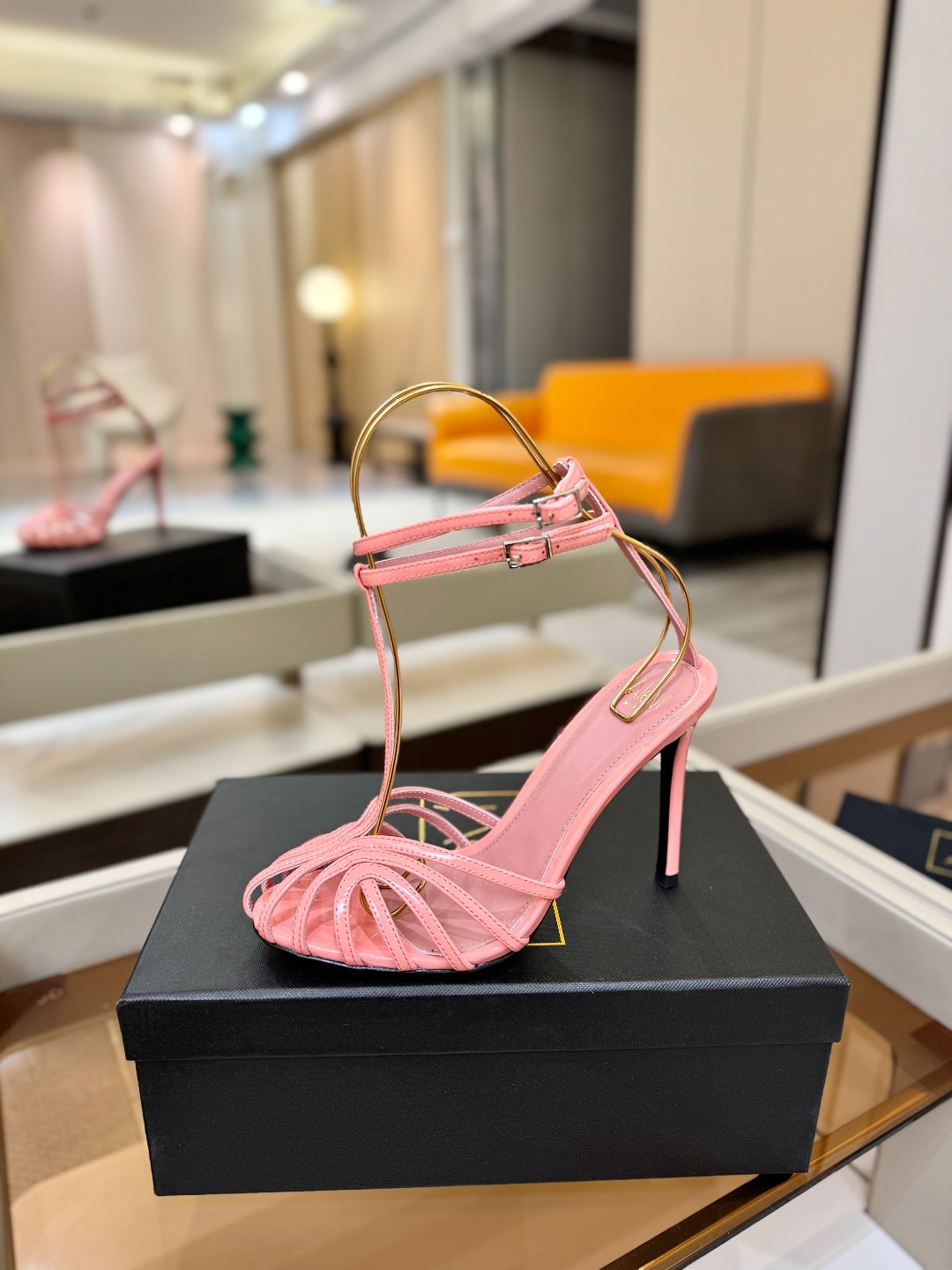 Alevi Mlano 阿列维·姆拉诺 𝘼𝙡𝙚𝙫𝙞 𝙈𝙡𝙖𝙣𝙤 Alevi Milano条带中空高跟走秀