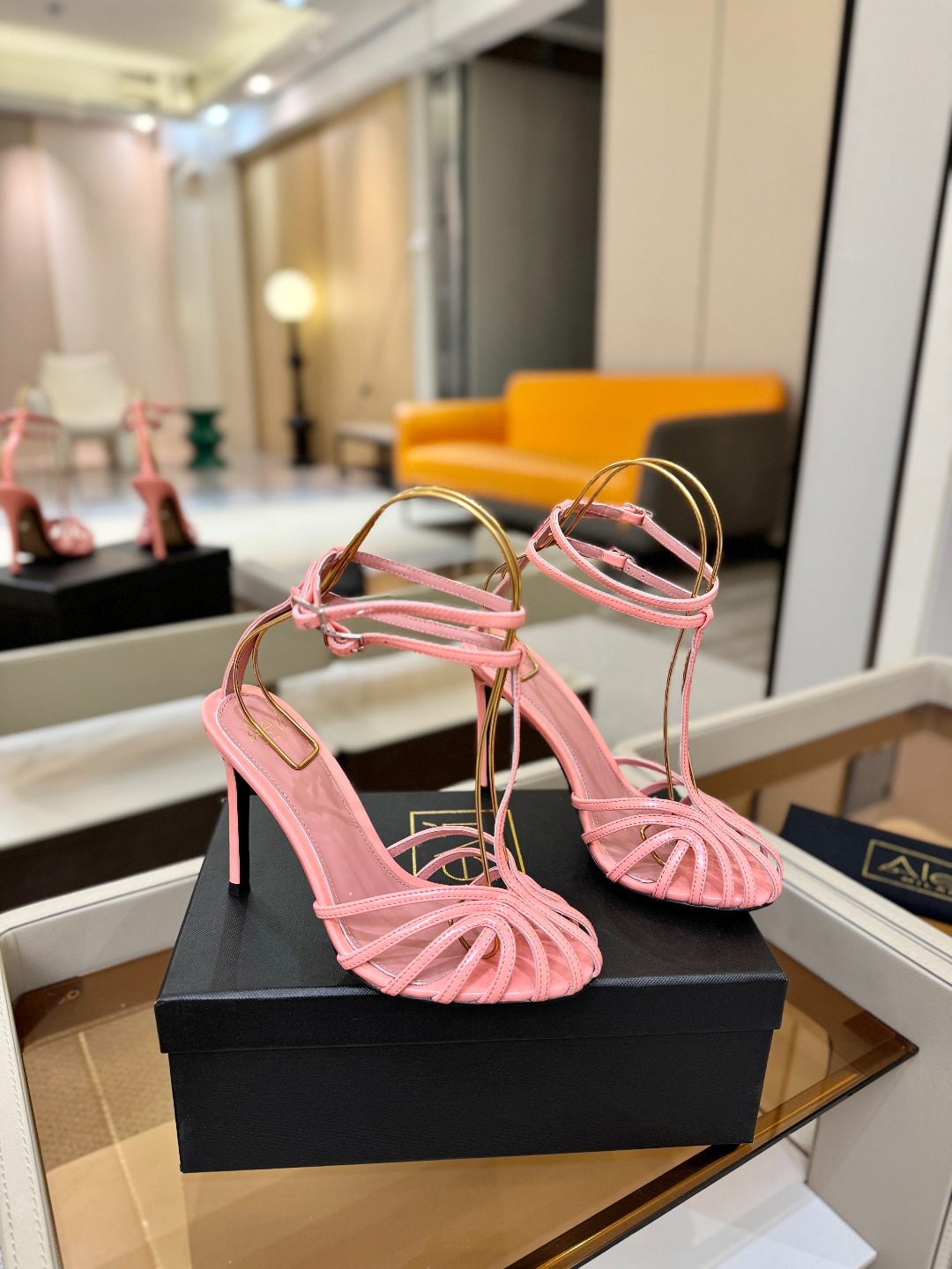 Alevi Mlano 阿列维·姆拉诺 𝘼𝙡𝙚𝙫𝙞 𝙈𝙡𝙖𝙣𝙤 Alevi Milano条带中空高跟走秀