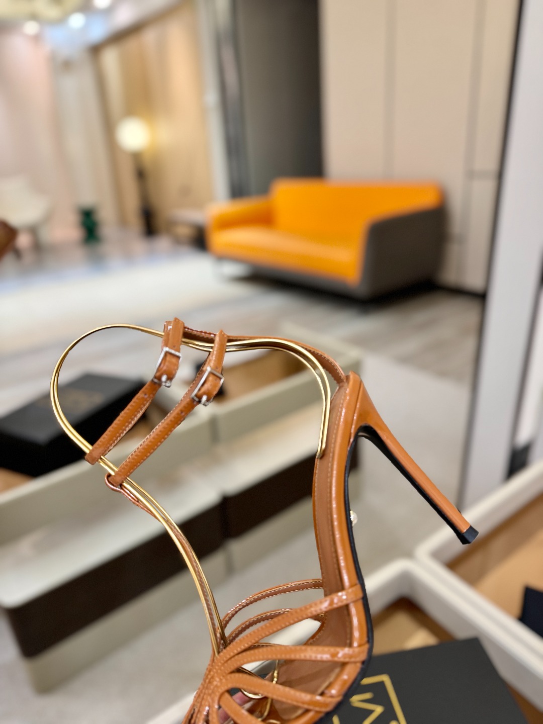 Alevi Mlano 阿列维·姆拉诺 𝘼𝙡𝙚𝙫𝙞 𝙈𝙡𝙖𝙣𝙤 Alevi Milano条带中空高跟走秀