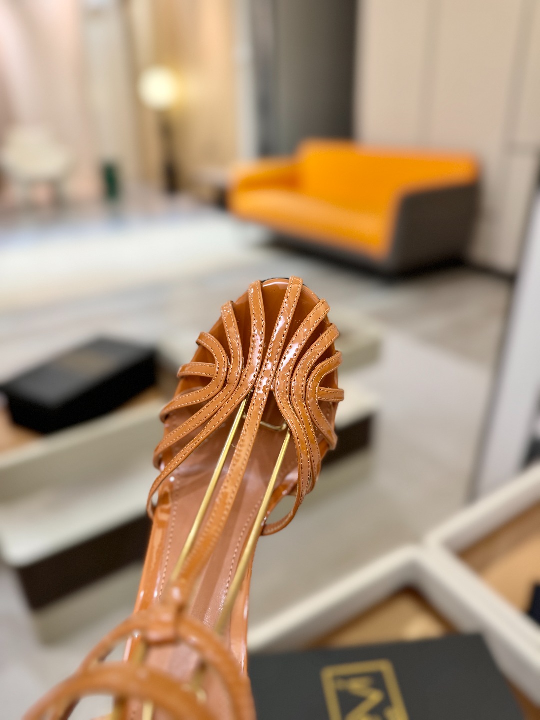 Alevi Mlano 阿列维·姆拉诺 𝘼𝙡𝙚𝙫𝙞 𝙈𝙡𝙖𝙣𝙤 Alevi Milano条带中空高跟走秀