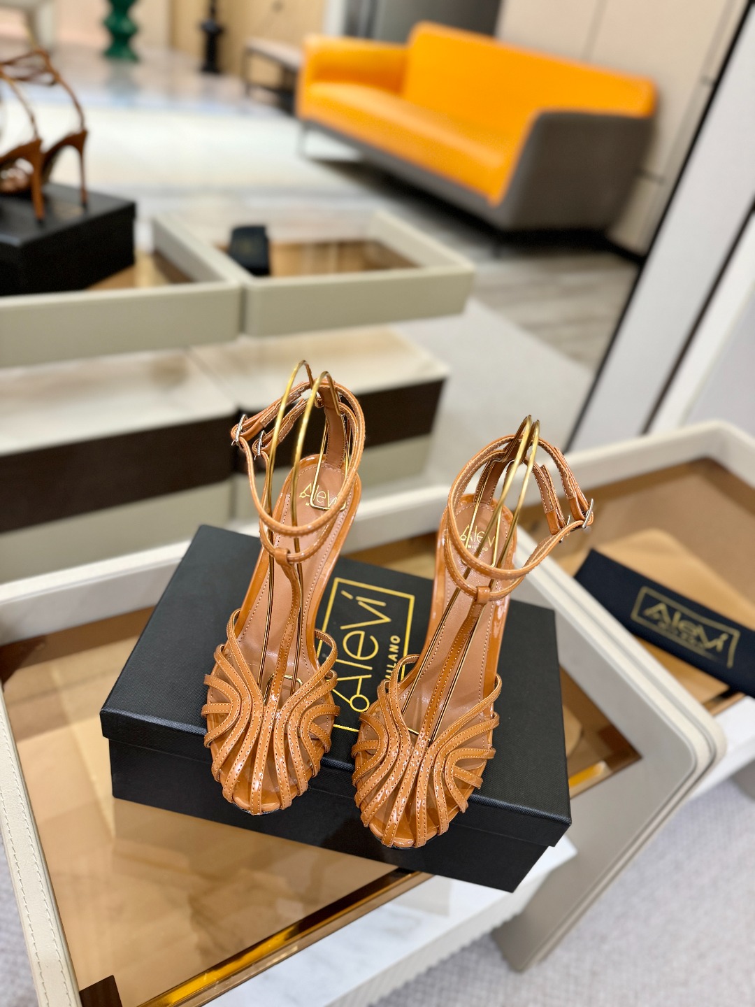 Alevi Mlano 阿列维·姆拉诺 𝘼𝙡𝙚𝙫𝙞 𝙈𝙡𝙖𝙣𝙤 Alevi Milano条带中空高跟走秀