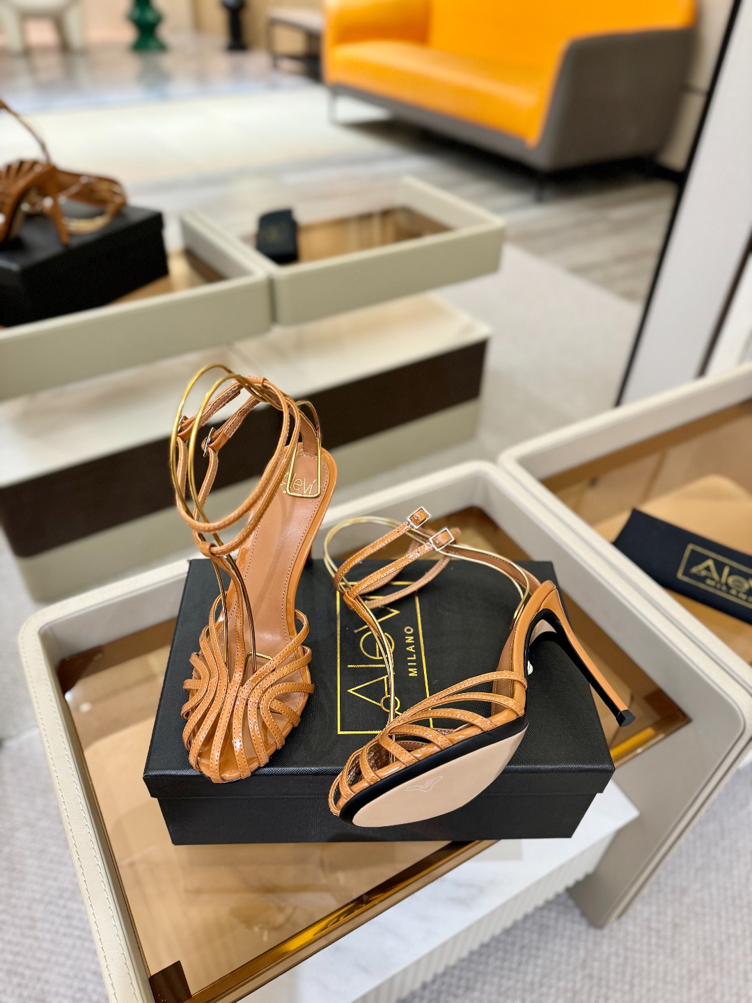 Alevi Mlano 阿列维·姆拉诺 𝘼𝙡𝙚𝙫𝙞 𝙈𝙡𝙖𝙣𝙤 Alevi Milano条带中空高跟走秀