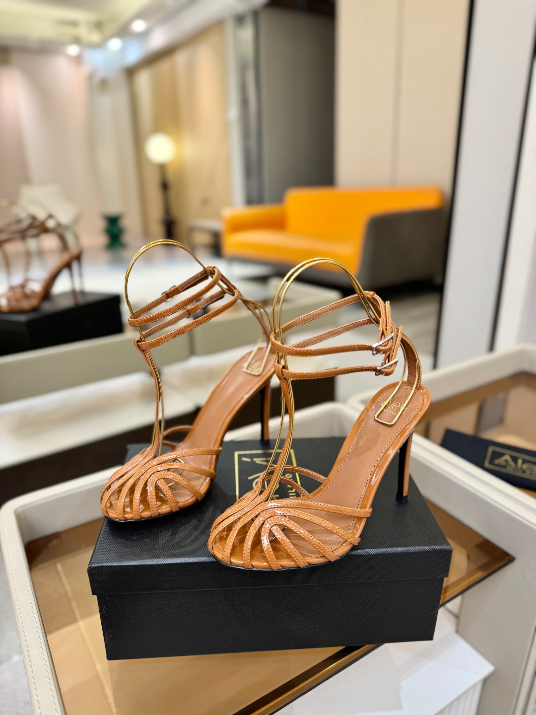 Alevi Mlano 阿列维·姆拉诺 𝘼𝙡𝙚𝙫𝙞 𝙈𝙡𝙖𝙣𝙤 Alevi Milano条带中空高跟走秀