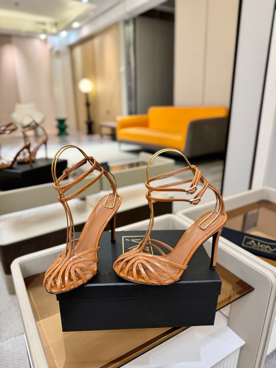 Alevi Mlano 阿列维·姆拉诺 𝘼𝙡𝙚𝙫𝙞 𝙈𝙡𝙖𝙣𝙤 Alevi Milano条带中空高跟走秀