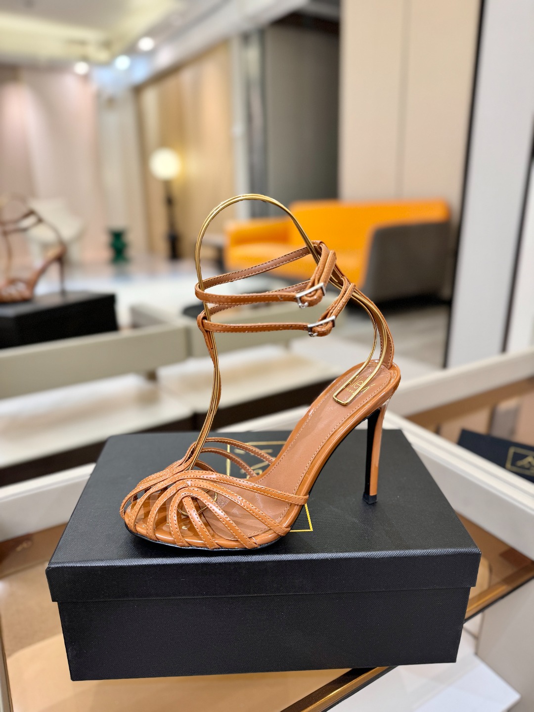 Alevi Mlano 阿列维·姆拉诺 𝘼𝙡𝙚𝙫𝙞 𝙈𝙡𝙖𝙣𝙤 Alevi Milano条带中空高跟走秀