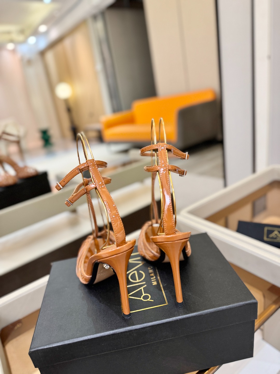 Alevi Mlano 阿列维·姆拉诺 𝘼𝙡𝙚𝙫𝙞 𝙈𝙡𝙖𝙣𝙤 Alevi Milano条带中空高跟走秀