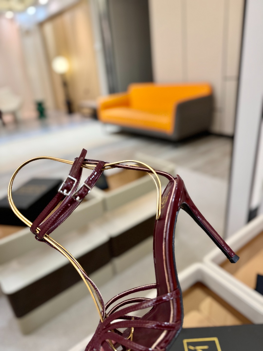 Alevi Mlano 阿列维·姆拉诺 𝘼𝙡𝙚𝙫𝙞 𝙈𝙡𝙖𝙣𝙤 Alevi Milano条带中空高跟走秀