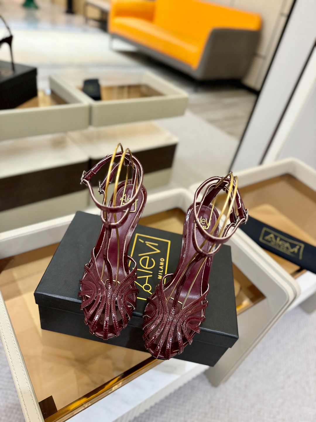 Alevi Mlano 阿列维·姆拉诺 𝘼𝙡𝙚𝙫𝙞 𝙈𝙡𝙖𝙣𝙤 Alevi Milano条带中空高跟走秀