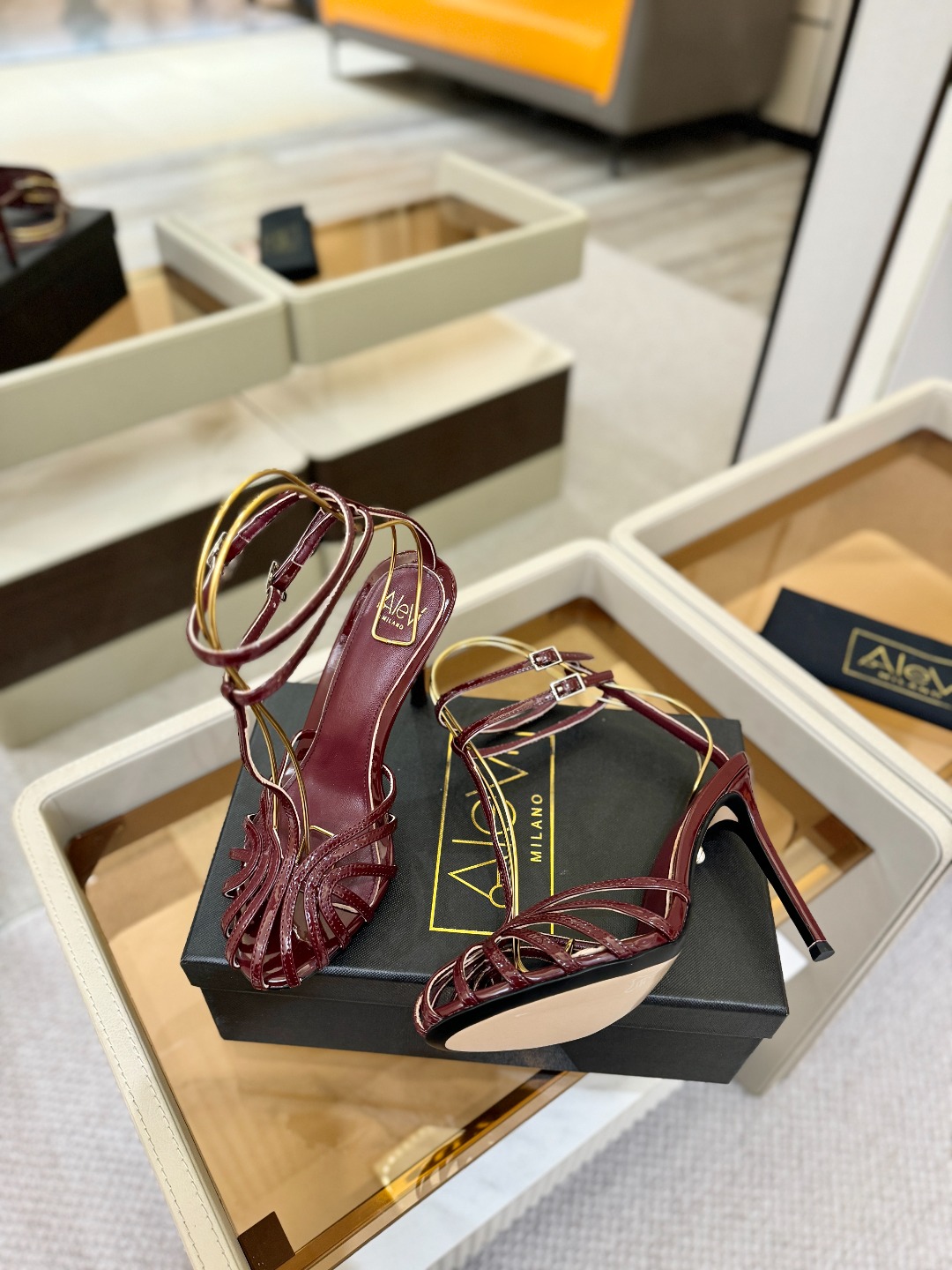 Alevi Mlano 阿列维·姆拉诺 𝘼𝙡𝙚𝙫𝙞 𝙈𝙡𝙖𝙣𝙤 Alevi Milano条带中空高跟走秀