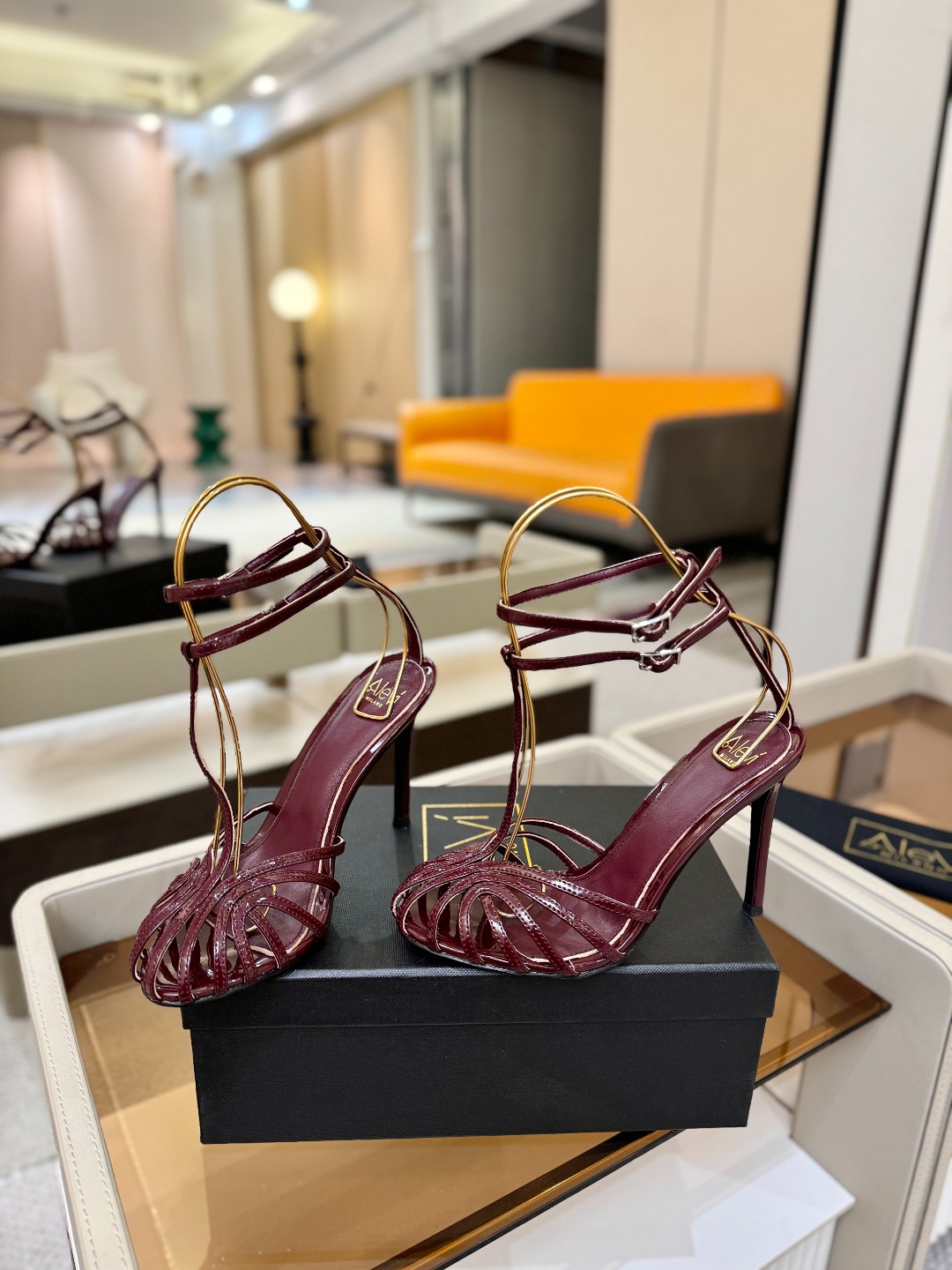 Alevi Mlano 阿列维·姆拉诺 𝘼𝙡𝙚𝙫𝙞 𝙈𝙡𝙖𝙣𝙤 Alevi Milano条带中空高跟走秀