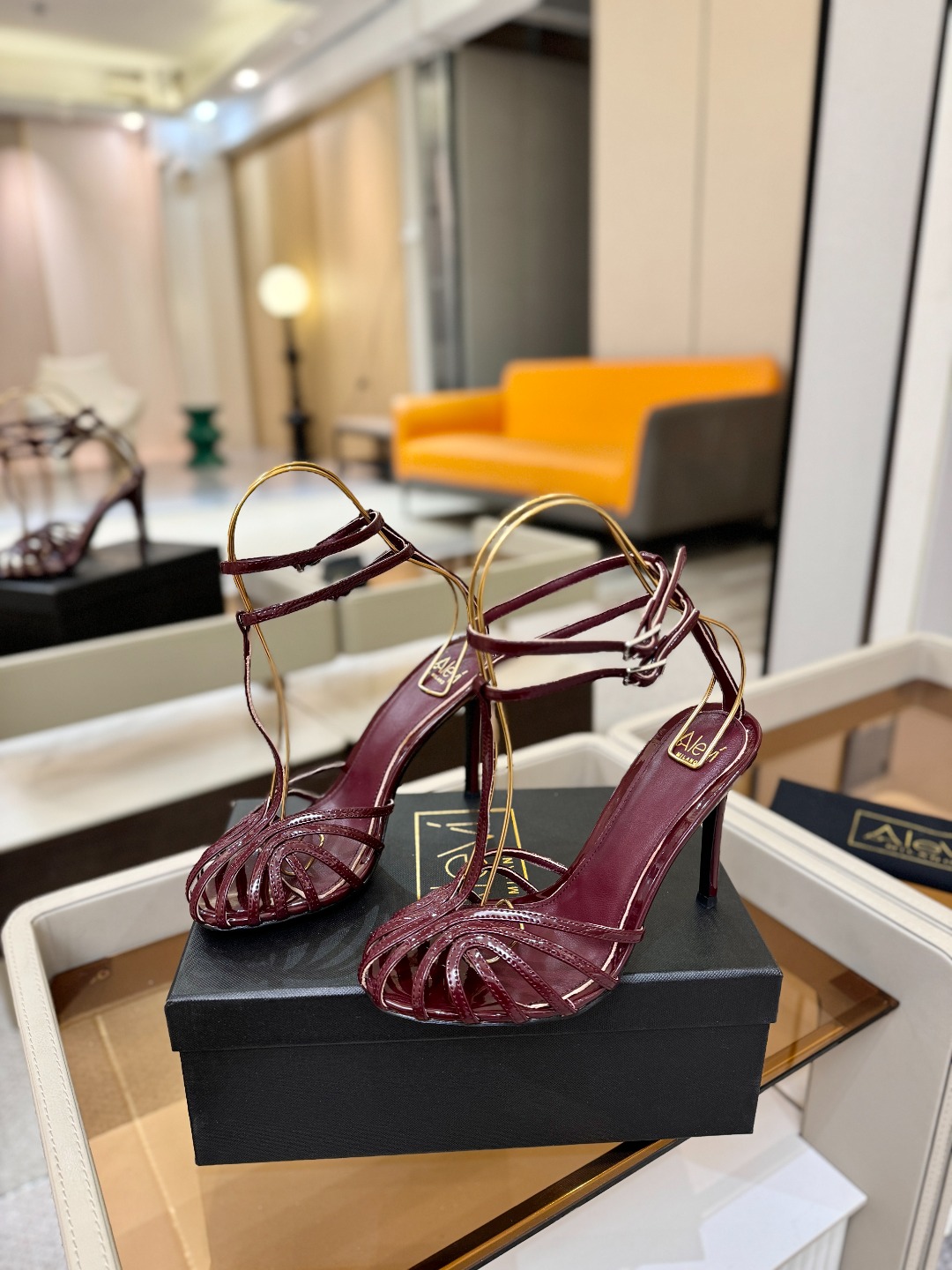 Alevi Mlano 阿列维·姆拉诺 𝘼𝙡𝙚𝙫𝙞 𝙈𝙡𝙖𝙣𝙤 Alevi Milano条带中空高跟走秀