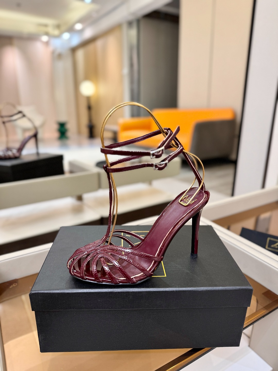 Alevi Mlano 阿列维·姆拉诺 𝘼𝙡𝙚𝙫𝙞 𝙈𝙡𝙖𝙣𝙤 Alevi Milano条带中空高跟走秀