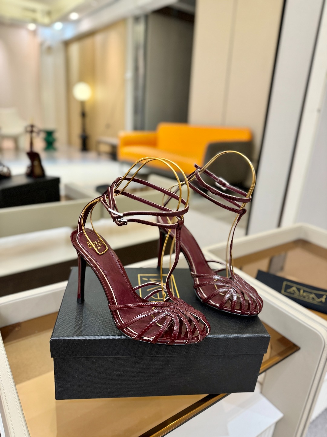 Alevi Mlano 阿列维·姆拉诺 𝘼𝙡𝙚𝙫𝙞 𝙈𝙡𝙖𝙣𝙤 Alevi Milano条带中空高跟走秀