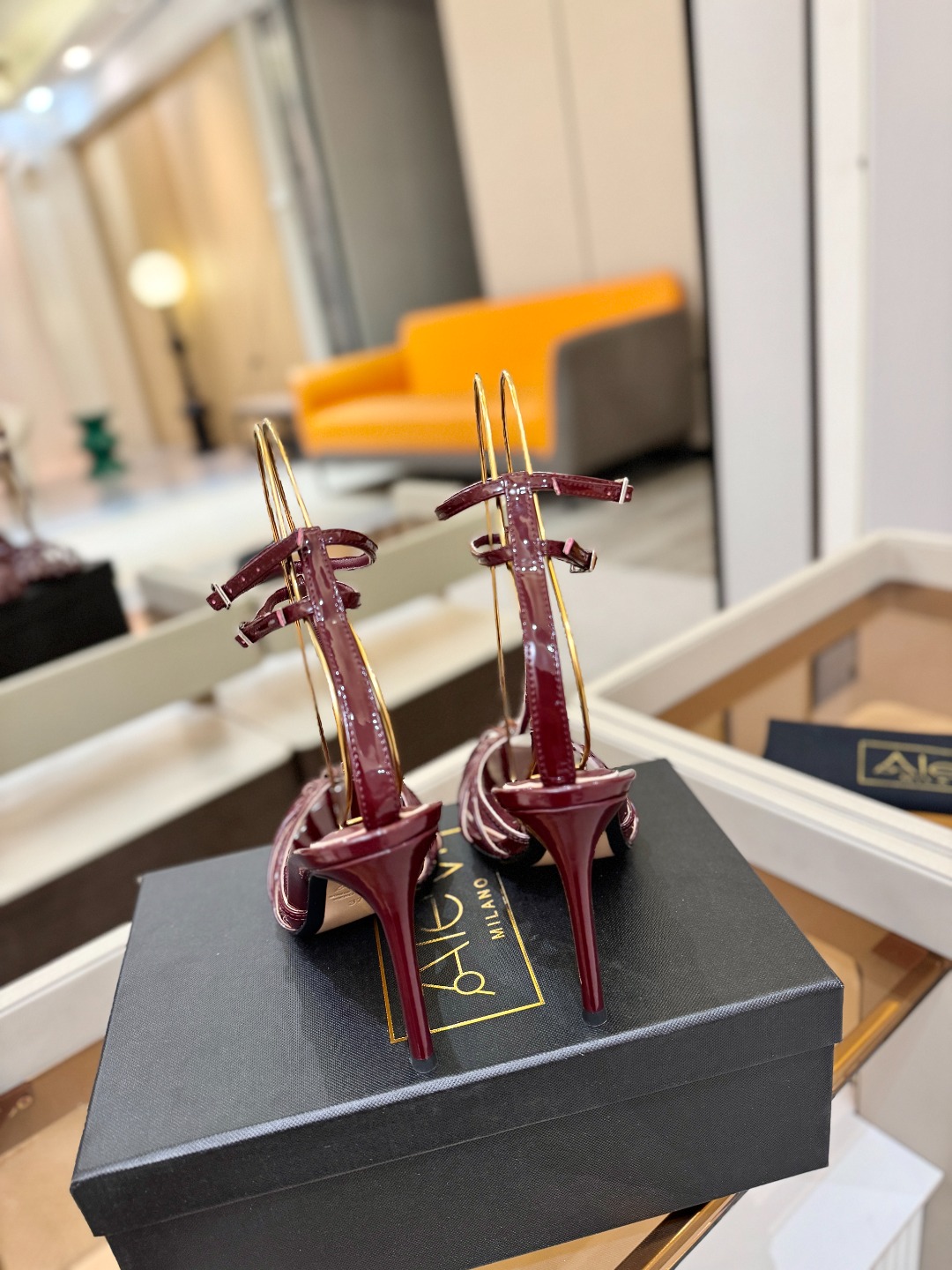 Alevi Mlano 阿列维·姆拉诺 𝘼𝙡𝙚𝙫𝙞 𝙈𝙡𝙖𝙣𝙤 Alevi Milano条带中空高跟走秀