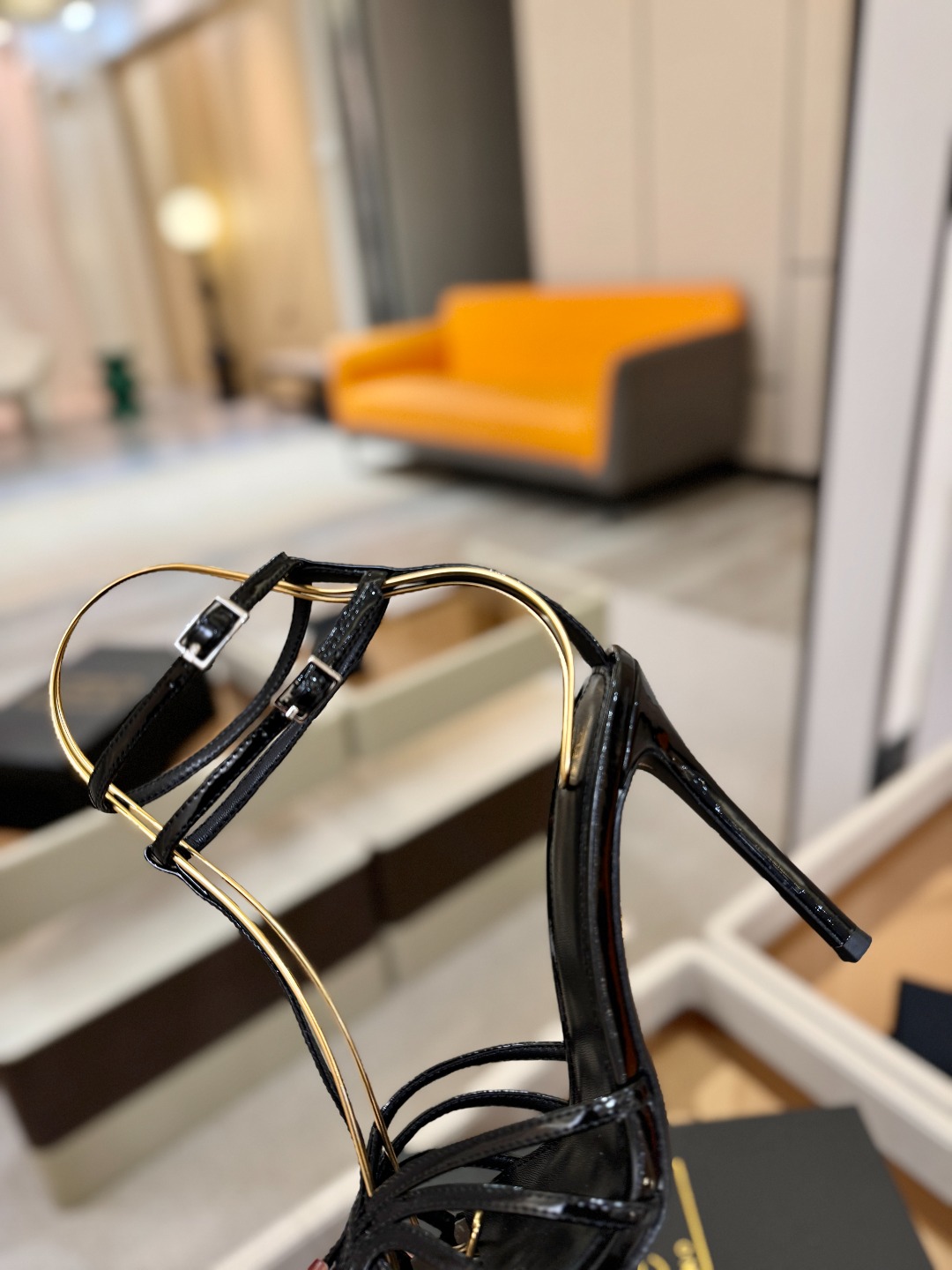 Alevi Mlano 阿列维·姆拉诺 𝘼𝙡𝙚𝙫𝙞 𝙈𝙡𝙖𝙣𝙤 Alevi Milano条带中空高跟走秀