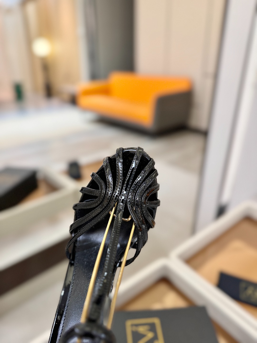 Alevi Mlano 阿列维·姆拉诺 𝘼𝙡𝙚𝙫𝙞 𝙈𝙡𝙖𝙣𝙤 Alevi Milano条带中空高跟走秀