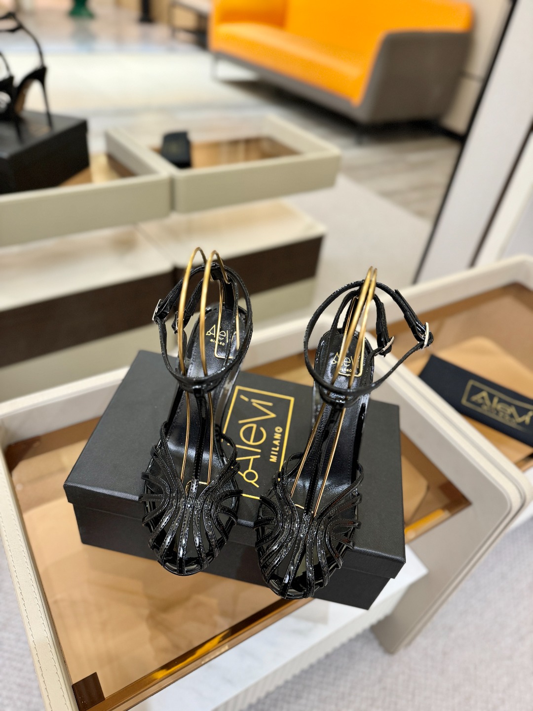 Alevi Mlano 阿列维·姆拉诺 𝘼𝙡𝙚𝙫𝙞 𝙈𝙡𝙖𝙣𝙤 Alevi Milano条带中空高跟走秀