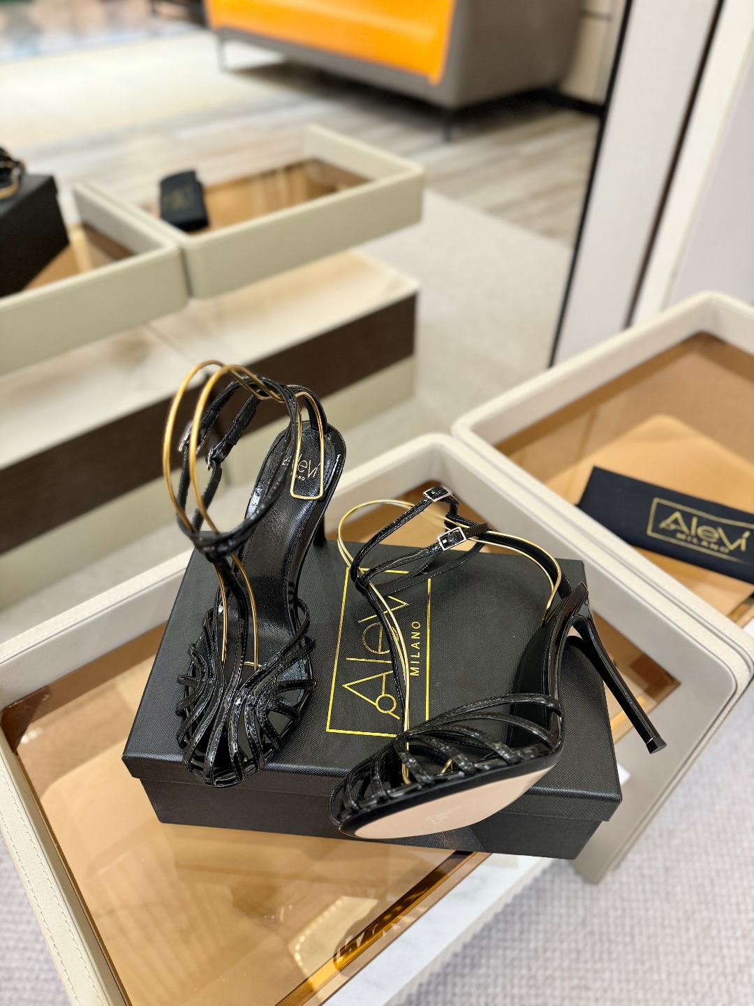 Alevi Mlano 阿列维·姆拉诺 𝘼𝙡𝙚𝙫𝙞 𝙈𝙡𝙖𝙣𝙤 Alevi Milano条带中空高跟走秀