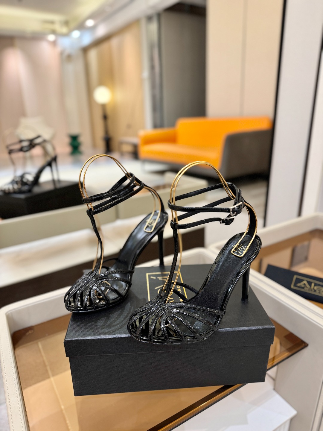 Alevi Mlano 阿列维·姆拉诺 𝘼𝙡𝙚𝙫𝙞 𝙈𝙡𝙖𝙣𝙤 Alevi Milano条带中空高跟走秀