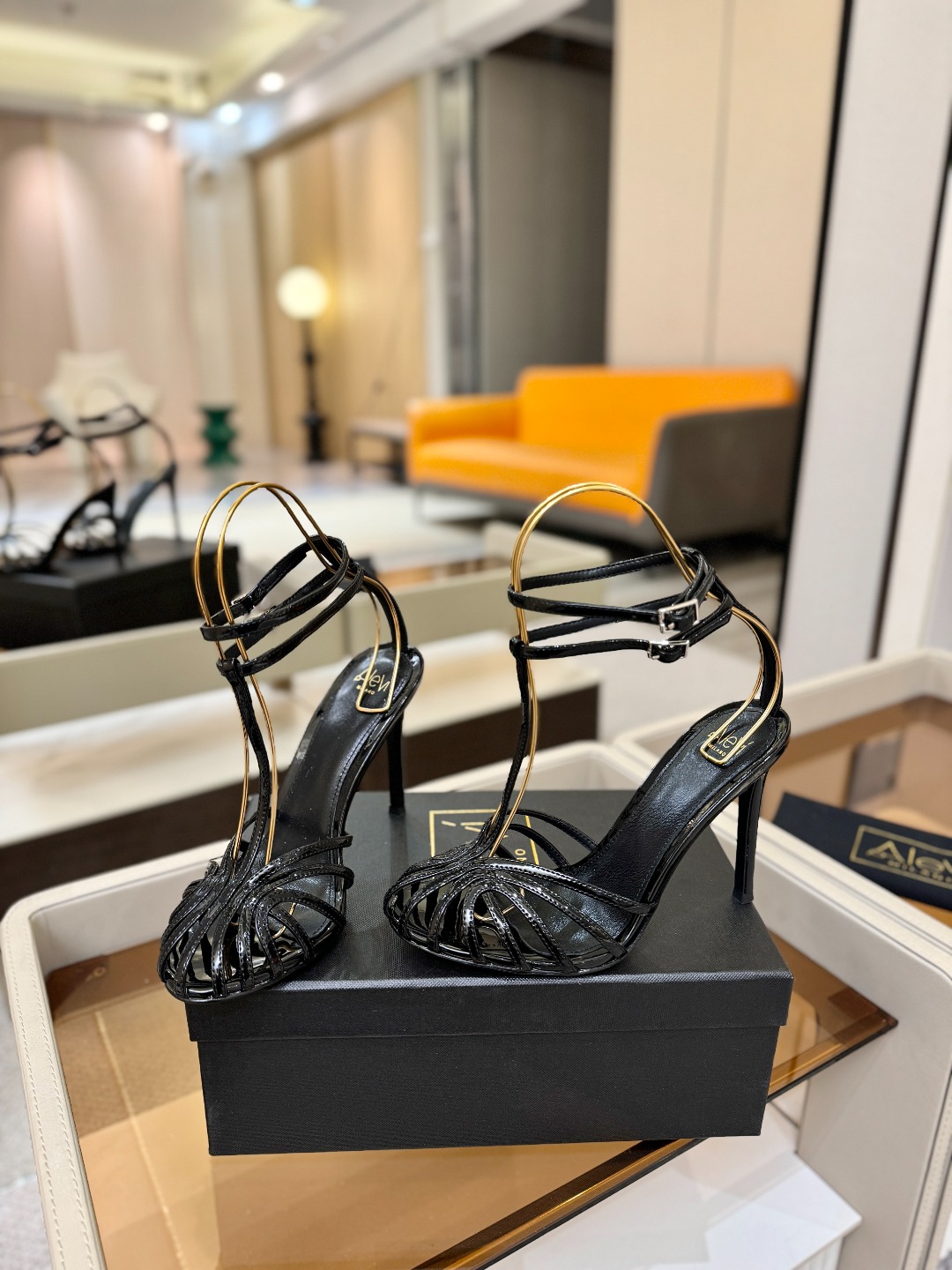 Alevi Mlano 阿列维·姆拉诺 𝘼𝙡𝙚𝙫𝙞 𝙈𝙡𝙖𝙣𝙤 Alevi Milano条带中空高跟走秀