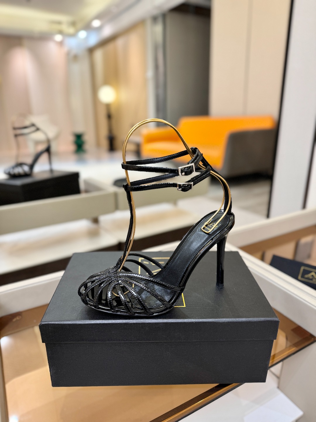 Alevi Mlano 阿列维·姆拉诺 𝘼𝙡𝙚𝙫𝙞 𝙈𝙡𝙖𝙣𝙤 Alevi Milano条带中空高跟走秀