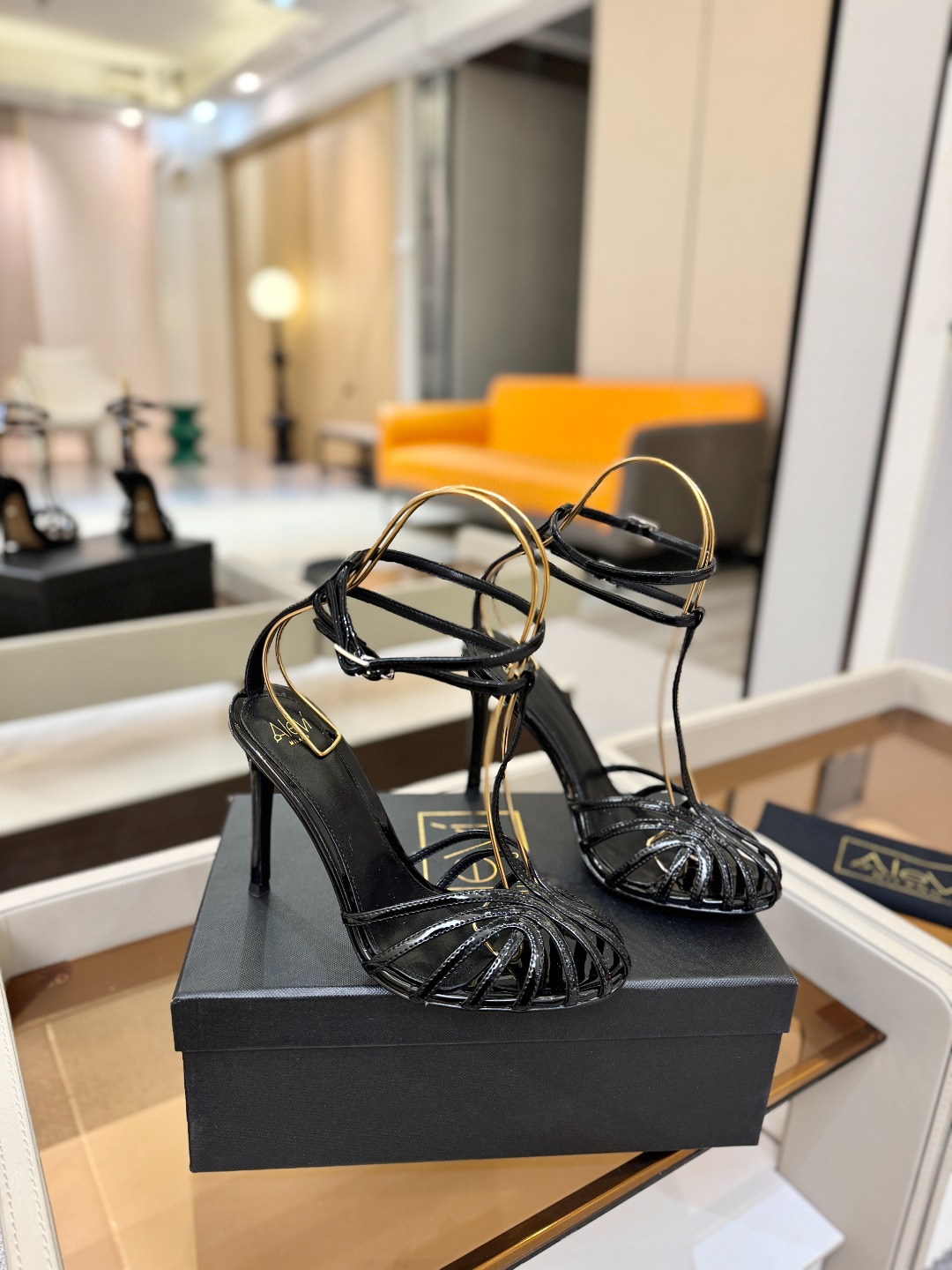 Alevi Mlano 阿列维·姆拉诺 𝘼𝙡𝙚𝙫𝙞 𝙈𝙡𝙖𝙣𝙤 Alevi Milano条带中空高跟走秀