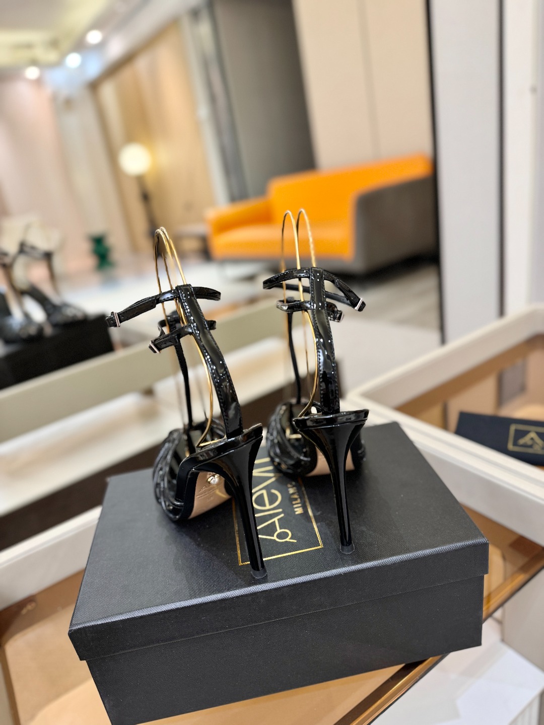 Alevi Mlano 阿列维·姆拉诺 𝘼𝙡𝙚𝙫𝙞 𝙈𝙡𝙖𝙣𝙤 Alevi Milano条带中空高跟走秀