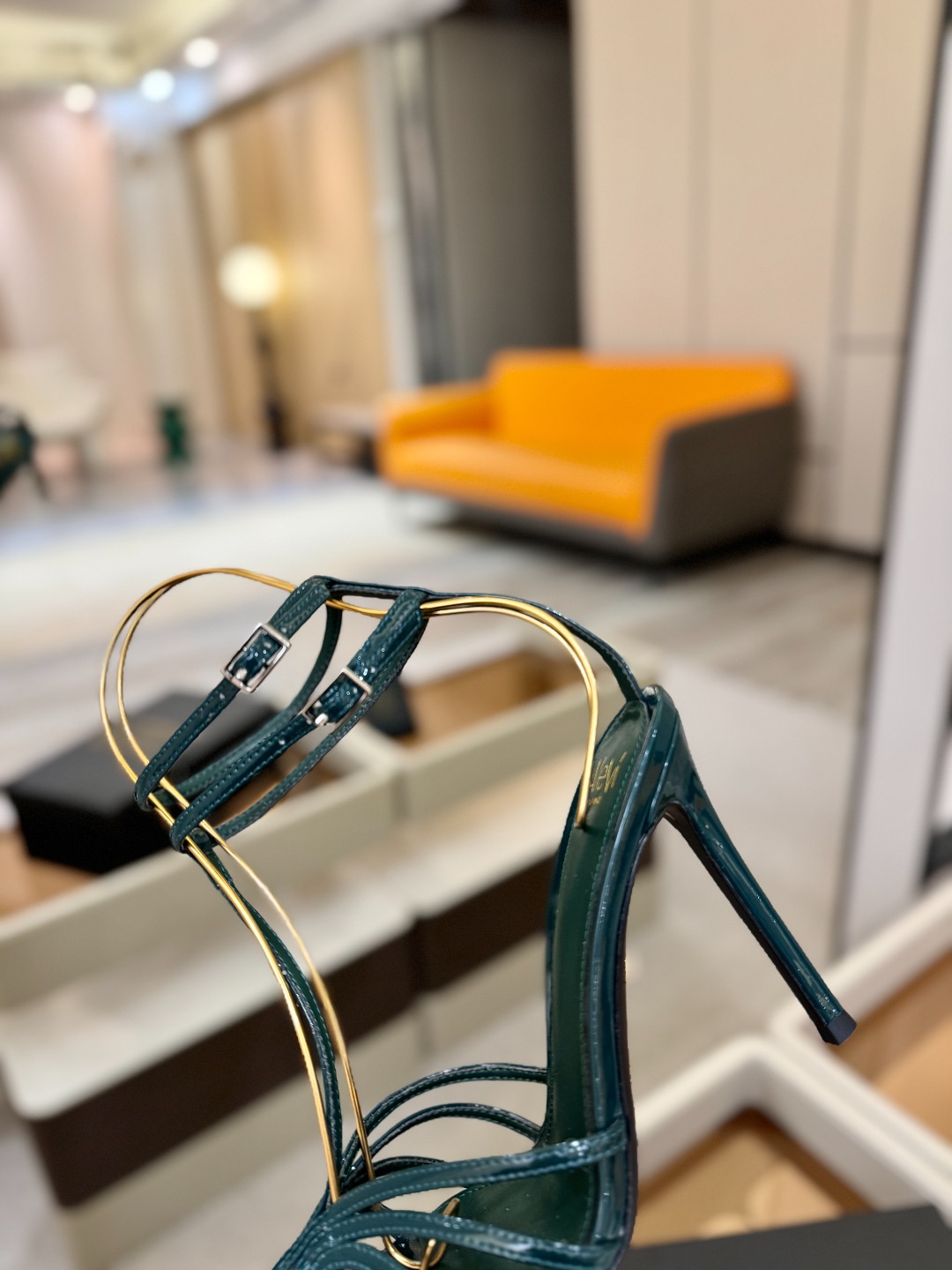 Alevi Mlano 阿列维·姆拉诺 𝘼𝙡𝙚𝙫𝙞 𝙈𝙡𝙖𝙣𝙤 Alevi Milano条带中空高跟走秀